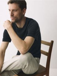 T-shirt slim z wełny merino - ciemnoszary. Szare t-shirty męskie Reserved, l, bez wzorów, z dzianiny, bez kołnierzyka. Za 159.99 zł.