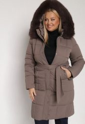 Brązowa Pikowana Kurtka z Kapturem z Futrem i Wiązanym Paskiem Mevinatia. Brązowe kurtki damskie Born2be, na zimę, l, bez wzorów, z dzianiny, klasyczne, plus size, z kapturem. Za 339.99 zł.