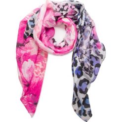 Chusta GUESS - AW7810 POL03 PIN. Różowe szaliki i chusty damskie Guess, z materiału. Za 219.00 zł.