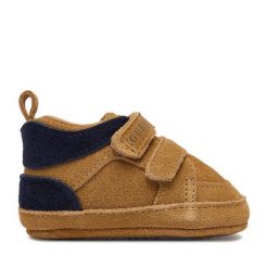 Niechodki Guess. Brązowe trampki i tenisówki chłopięce Guess, z aplikacjami, bez zapięcia. Za 99.99 zł.