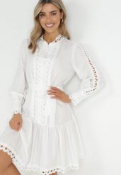 Biała Sukienka Midi ze Stójką Perłowymi Guzikami i Wiązanym Paskiem Fenya. Białe sukienki damskie Born2be, m, w ażurowe wzory, bez kołnierzyka, bez ramiączek, midi, rozkloszowane. Za 199.99 zł.