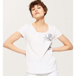 Koszulka z cekinową aplikacją - Biały. Białe t-shirty damskie House, z aplikacjami. W wyprzedaży za 19.99 zł.