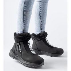 Czarne ocieplane wysokie sneakersy Oneglia. Czarne botki damskie na zimę, z dresówki, eleganckie, z okrągłym noskiem, bez obcasa, bez zapięcia. Za 129.23 zł.
