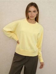 Sweter basic z wiskozą - żółty. Żółte swetry damskie Sinsay, l, bez wzorów, z wiskozy, bez kołnierzyka, bez ramiączek, bez kaptura. Za 49.99 zł.