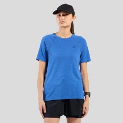 Koszulka damska Odlo T-shirt crew neck s/s ESSENTIAL SEAMLESS. Niebieskie koszulki sportowe damskie Odlo, s, bez wzorów, z materiału, bez kołnierzyka, bez ramiączek, do biegania. Za 219.99 zł.