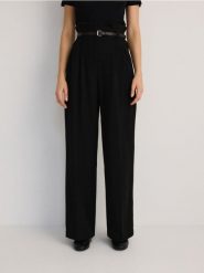 Luźne spodnie z zakładkami - czarny. Czarne spodnie materiałowe damskie Reserved, l, bez wzorów. W wyprzedaży za 109.99 zł.