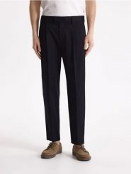 Spodnie chino carrot z lyocellem - czarny. Czarne spodnie materiałowe męskie Reserved, bez wzorów, z lyocellu. Za 159.99 zł.