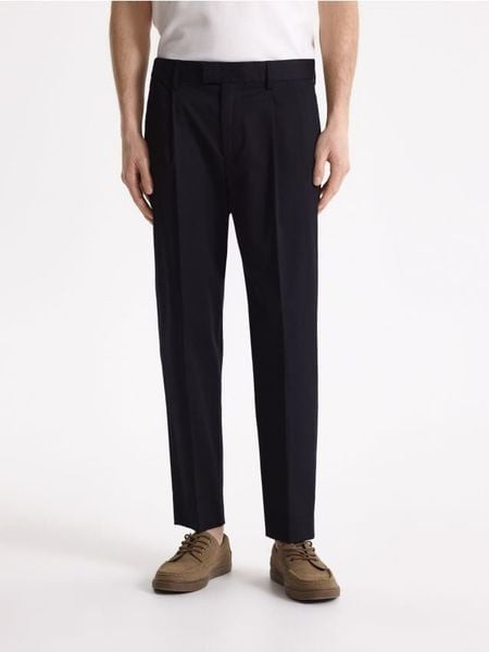 Spodnie chino carrot z lyocellem - czarny. Czarne spodnie materiałowe męskie Reserved, bez wzorów, z lyocellu. Za 159.99 zł.