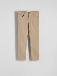 Bawełniane spodnie slim fit - beżowy. Brązowe spodnie materiałowe męskie Reserved, l, bez wzorów, z bawełny. W wyprzedaży za 89.99 zł.
