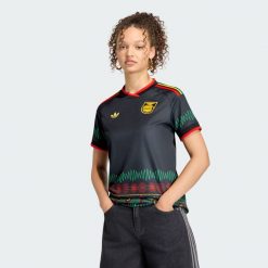 Koszulka wyjazdowa Jamajka 26 x Bob Marley. Czarne koszulki sportowe damskie Adidas, bez wzorów, bez kołnierzyka, bez ramiączek, do piłki nożnej, climacool (adidas). Za 439.00 zł.