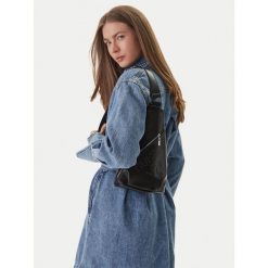 Plecak Guess. Czarne plecaki damskie Guess, z aplikacjami. Za 269.99 zł.