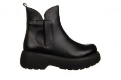Botki Bayla-161 084 602 011 Black 161590, Czarny, Skóra naturalna - 39. Czarne botki damskie Bayla, na zimę, z gumy, eleganckie, z okrągłym noskiem, bez obcasa, na platformie, bez zapięcia. W wyprzedaży za 224.10 zł.