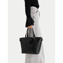 Torebka Nine West. Czarne torebki do ręki damskie Nine West, bez wzorów, klasyczne, bez dodatków. Za 349.99 zł.