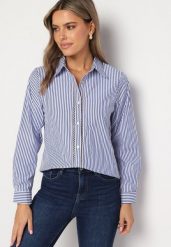 Granatowa Koszula z Dodatkiem Bawełny w Paski Ozdobiona Ażurowym Wzorem Arrelina. Niebieskie bluzki damskie Born2be, s, w ażurowe wzory, z bawełny, eleganckie, bez kołnierzyka, bez ramiączek. Za 34.99 zł.
