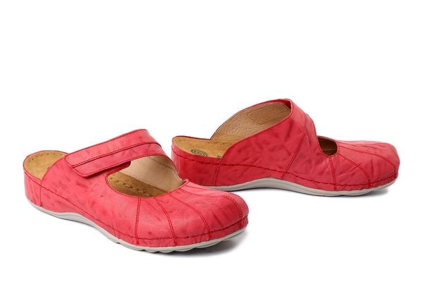 DR. BRINKMANN 700763-04 rot, klapki damskie. Czerwone klapki damskie Dr. Brinkmann, bez wzorów, ze skóry, bez obcasa. Za 329.90 zł.