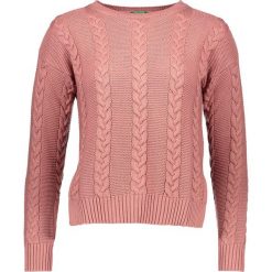 Sweter w kolorze jasnoróżowym. Czerwone swetry damskie marki Benetton, z wełny, z okrągłym kołnierzem. W wyprzedaży za 84.95 zł.
