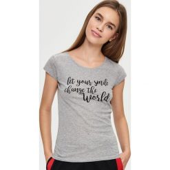T-shirt z napisem - Jasny szar. Szare t-shirty damskie Sinsay, z napisami. W wyprzedaży za 9.99 zł.