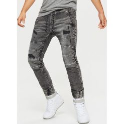Jeansy SLIM JOGGER - Szary. Szare jeansy męskie Cropp. Za 129.99 zł.