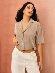 Bluzka koszulowa z domieszką wiskozy - beżowy. Brązowe bluzki damskie Sinsay, l, bez wzorów, z wiskozy, bez kołnierzyka, bez ramiączek. Za 35.99 zł.