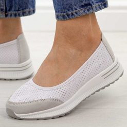 Białe gr ażurowane skórzane baleriny damskie T.Sokolski w26-608. Białe obuwie sportowe damskie Sokolski, na jesień, w ażurowe wzory, z dresówki, klasyczne, z okrągłym noskiem, bez obcasa, na płaskiej podeszwie, bez zapięcia. Za 199.00 zł.