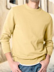 Sweter z okrągłym dekoltem - żółty. Żółte swetry przez głowę męskie Sinsay, l, bez wzorów, bez kołnierzyka. Za 25.99 zł.