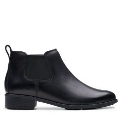 Sztyblety Clarks. Czarne botki damskie Clarks, bez obcasa, na płaskiej podeszwie, bez zapięcia. Za 349.99 zł.