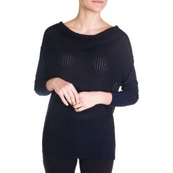 Granatowy sweter z satynowy tyłem QUIOSQUE. Swetry damskie marki QUIOSQUE. W wyprzedaży za 39.99 zł.