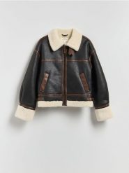 Kurtka z imitacją kożucha - czarny. Czarne kurtki damskie Reserved, l, bez wzorów, z tkaniny, bez kaptura. Za 299.99 zł.