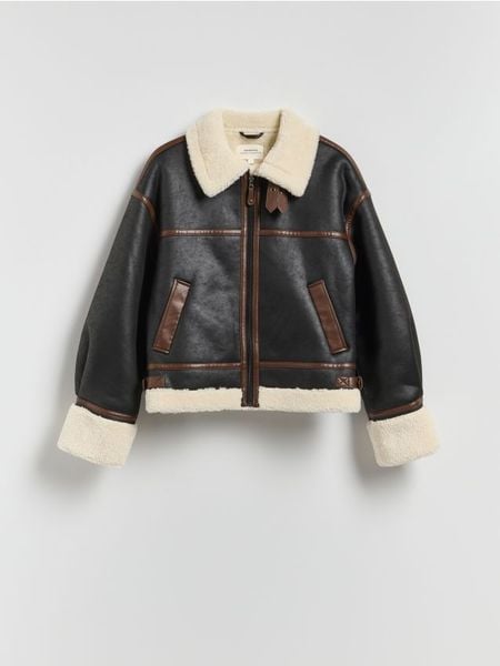 Kurtka z imitacją kożucha - czarny. Czarne kurtki damskie Reserved, l, bez wzorów, z tkaniny, bez kaptura. Za 299.99 zł.