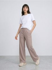 Spodnie wide leg z grubej prążkowanej dzianiny - kremowy. Białe spodnie materiałowe damskie Sinsay, l, bez wzorów, z dzianiny. Za 49.99 zł.