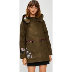 Desigual - Parka. Brązowe parki damskie Desigual, z aplikacjami, z bawełny. Za 849.90 zł.