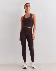 Damskie legginsy wysokostanowe uciskowe invisible scrunch Sculpting brązowe. Brązowe legginsy damskie Aim'n, xs, bez wzorów, z elastanu. Za 522.00 zł.