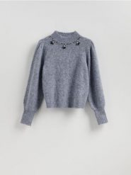Sweter z biżuteryjną aplikacją - granatowy. Niebieskie swetry damskie Reserved, l, z aplikacjami, z dzianiny, bez kołnierzyka, bez ramiączek, bez kaptura. Za 149.99 zł.