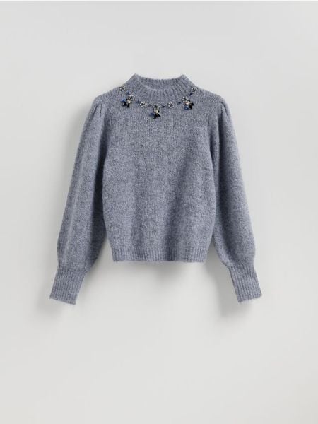 Sweter z biżuteryjną aplikacją - granatowy. Niebieskie swetry damskie Reserved, l, z aplikacjami, z dzianiny, bez kołnierzyka, bez ramiączek, bez kaptura. Za 149.99 zł.