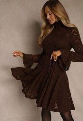Brązowa Sukienka ze Stójką z Koronki Zdobiona Wiązaniem w Talii i Falbanami Elarassa. Brązowe sukienki damskie Renee, s, z aplikacjami, z koronki, bez kołnierzyka, bez ramiączek, mini. Za 189.99 zł.