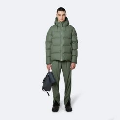 KURTKA ZIMOWA MĘSKA RAINS PUFFER PUCHOWA RR-1506-19-XS. Zielone kurtki męskie Rains, na zimę, m, bez wzorów, z dresówki, trekkingowe. Za 1,529.00 zł.