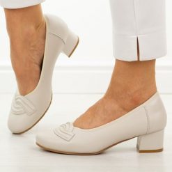 Beżowe skórzane czółenka damskie Potocki 19412. Brązowe czółenka damskie POTOCKI, bez wzorów, ze skóry, eleganckie, z okrągłym noskiem, bez obcasa, na obcasie, bez zapięcia. Za 219.00 zł.