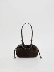 Pleciona torebka z imitacji zamszu - ciemnobrązowy. Brązowe torebki do ręki damskie Reserved, bez wzorów, bez dodatków. Za 139.99 zł.