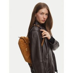 Torebka Guess. Brązowe torebki do ręki damskie Guess, z aplikacjami, klasyczne, bez dodatków. Za 544.99 zł.