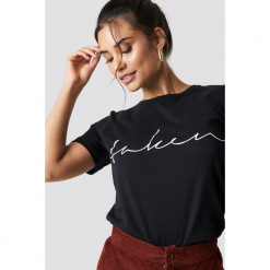 NA-KD Trend T-shirt basic Taken - Black. Czarne t-shirty damskie NA-KD Trend, z nadrukiem, z jersey, z okrągłym kołnierzem. Za 72.95 zł.
