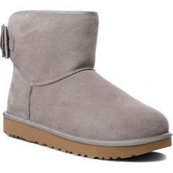Buty UGG - W Satin Bow Mini 1098081 W/Elp. Szare kozaki damskie UGG, z materiału. Za 879.00 zł.