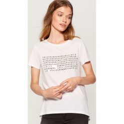Koszulka z aplikacją - Biały. T-shirty damskie marki Mohito. W wyprzedaży za 19.99 zł.
