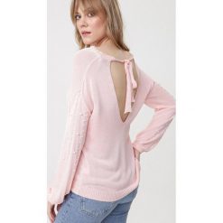 Jasnoróżowy Sweter Pinky Promise. Swetry damskie Born2be, l, bez wzorów, prążkowane, bez kołnierzyka, bez ramiączek, długie, bez kaptura. Za 49.99 zł.
