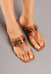 Jasnobrązowe Klapki z Ozdobną Klamerką i Wstawkami Animal Print Savicelle. Brązowe klapki damskie Renee, z aplikacjami, eleganckie, bez obcasa, na płaskiej podeszwie. Za 49.99 zł.
