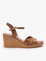 Brązowe sandały na koturnie. Brązowe sandały damskie Ryłko, bez wzorów, ze skóry, bez obcasa, na koturnie, bez zapięcia. Za 379.99 zł.