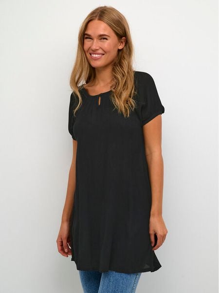 Kaffe Tunika Amber 501031 Czarny Regular Fit. Czarne bluzki damskie Kaffe, bez wzorów, z wiskozy, bez kołnierzyka, bez ramiączek. Za 79.99 zł.