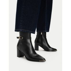 Botki MEXX. Czarne botki damskie Mexx, bez obcasa, na słupku, bez zapięcia. Za 449.99 zł.