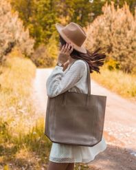 Skórzana torebka damska DAN-A T376 beżowa. Brązowe torebki do ręki damskie DAN-A, bez wzorów, ze skóry, eleganckie, bez dodatków. Za 399.99 zł.