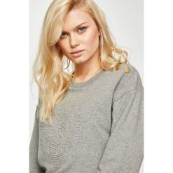 Guess Jeans - Bluza. Szare bluzy damskie Guess Jeans, l, z aplikacjami, z bawełny, bez kaptura. W wyprzedaży za 199.90 zł.