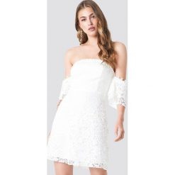 Trendyol Koronkowa sukienka mini z odkrytymi ramionami - White. Sukienki damskie marki Trendyol. W wyprzedaży za 121.77 zł.